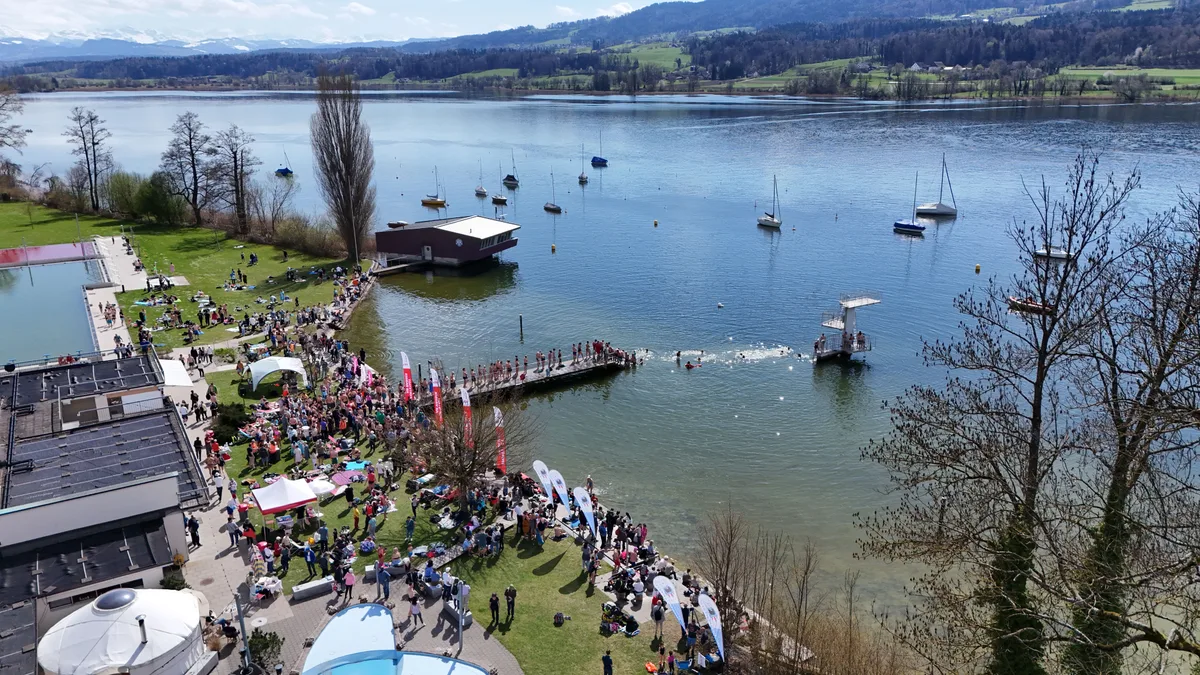 Bei strahlendem Frühlingswetter wagen sich die Teilnehmenden ins kalte Wasser des Greifensees. Blaueierschwimmen 2026